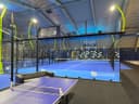 Racketsport Schiedam padelbanen met blauwe velden, verlichting en zithoek