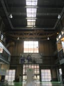 Ingangshal padel club met hoog plafond, stalen constructie en grote ramen