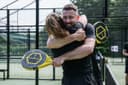 Man en vrouw spelen padel op buitenbaan met gele rackets, blijdschap en plezier
