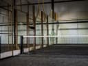 Binnenpadelbaanclub met netjes, houten wanden en kunstverlichting